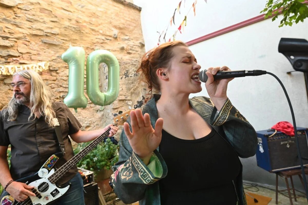 Zpěvačka a baskytarista při koncertu na zahrádce Baru Pod Hodinama v Kolíně