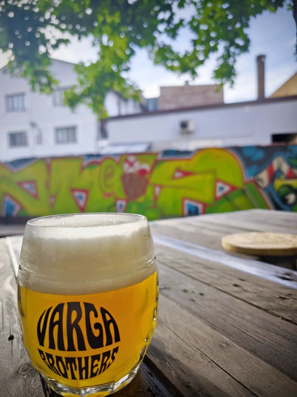 Pivo Varga Brothers na zahrádce Baru Pod Hodinama v Kolíně